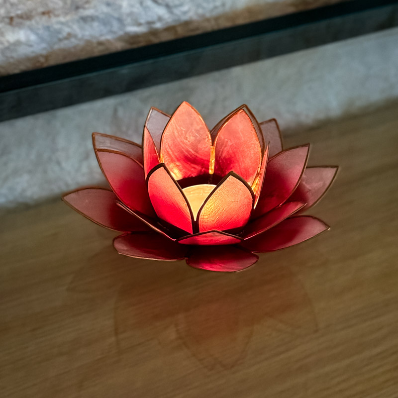 Lotus Shell Candle Holder – Ombre Red - בדרך הטבע