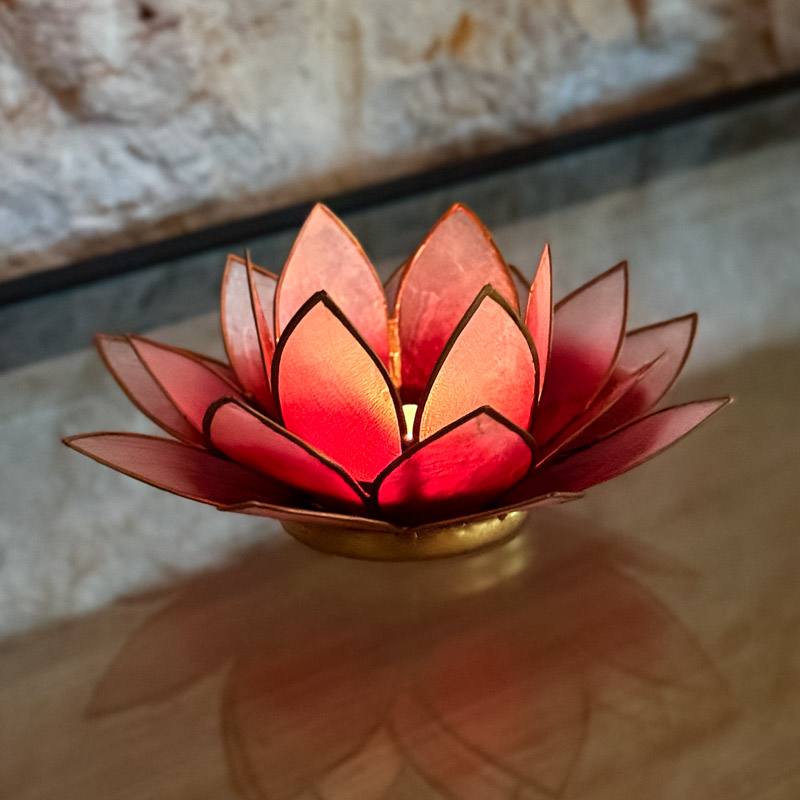 Lotus Shell Candle Holder – Ombre Red - בדרך הטבע