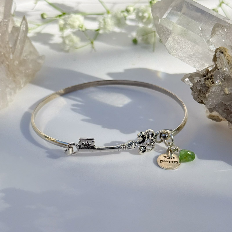 צמיד מפתח תיקון הדרך - טורמלין ירוק, והו, הכל מדוייק צמיד מפתח תיקון הדרך - טורמלין ירוק, והו, הכל מדוייק