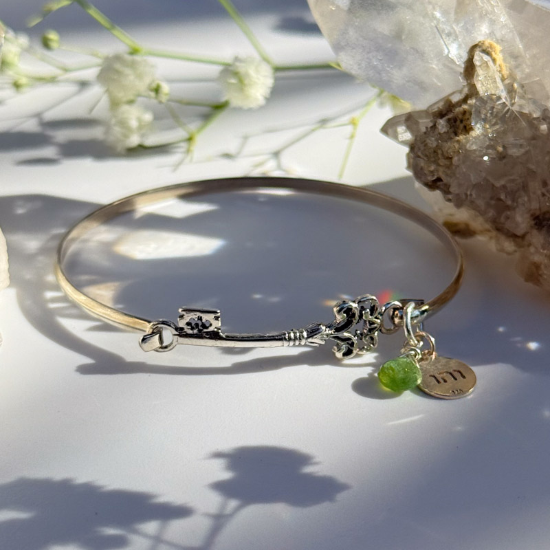 צמיד מפתח תיקון הדרך - טורמלין ירוק, והו, הכל מדוייק צמיד מפתח תיקון הדרך - טורמלין ירוק, והו, הכל מדוייק