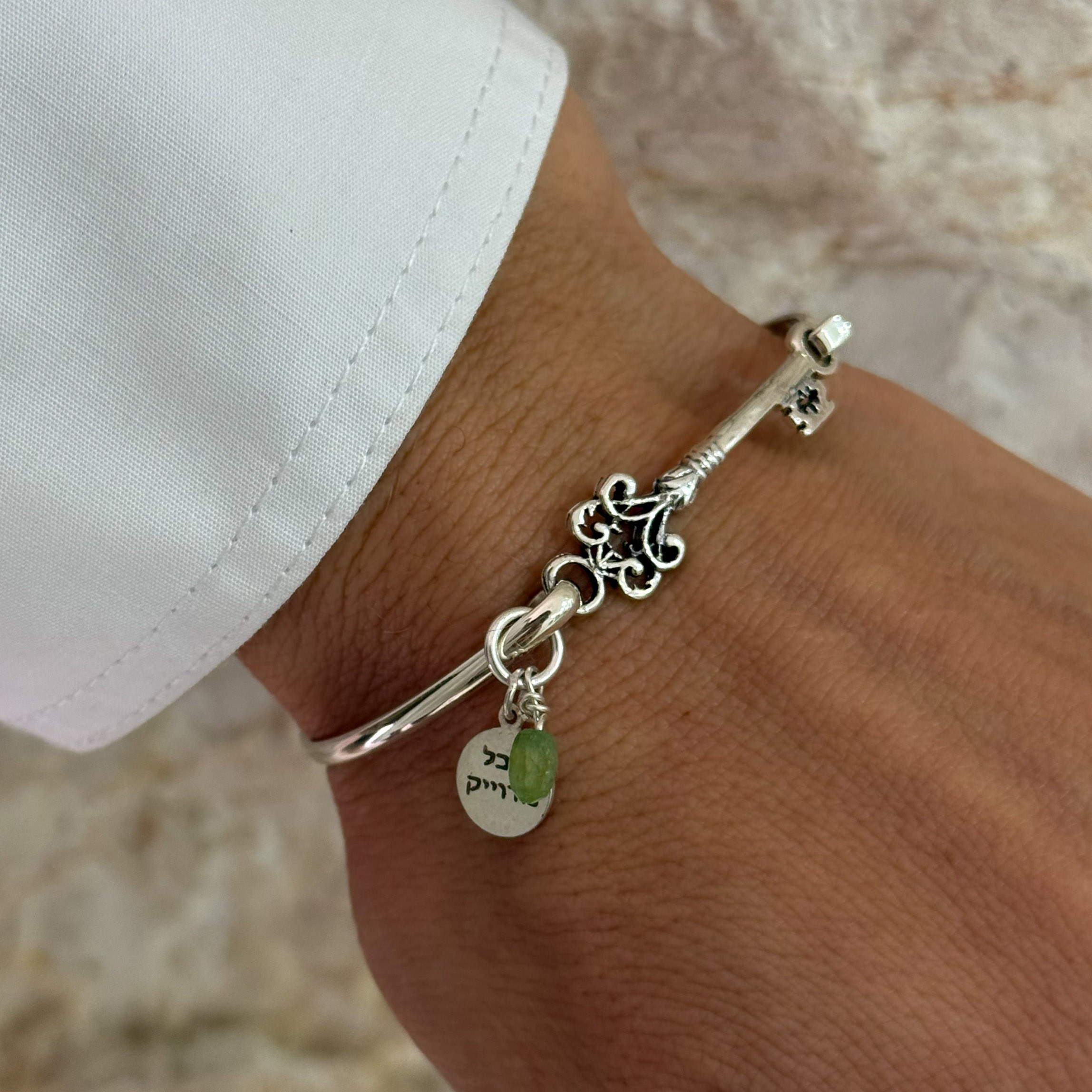 צמיד מפתח תיקון הדרך - טורמלין ירוק, והו, הכל מדוייק צמיד מפתח תיקון הדרך - טורמלין ירוק, והו, הכל מדוייק