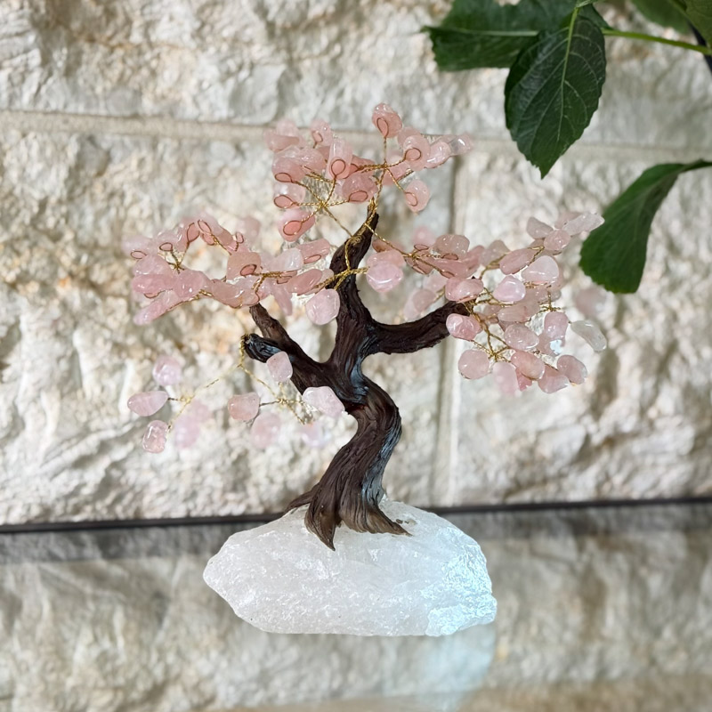 העץ הנדיב רוז קוורץ על קוורץ גדול