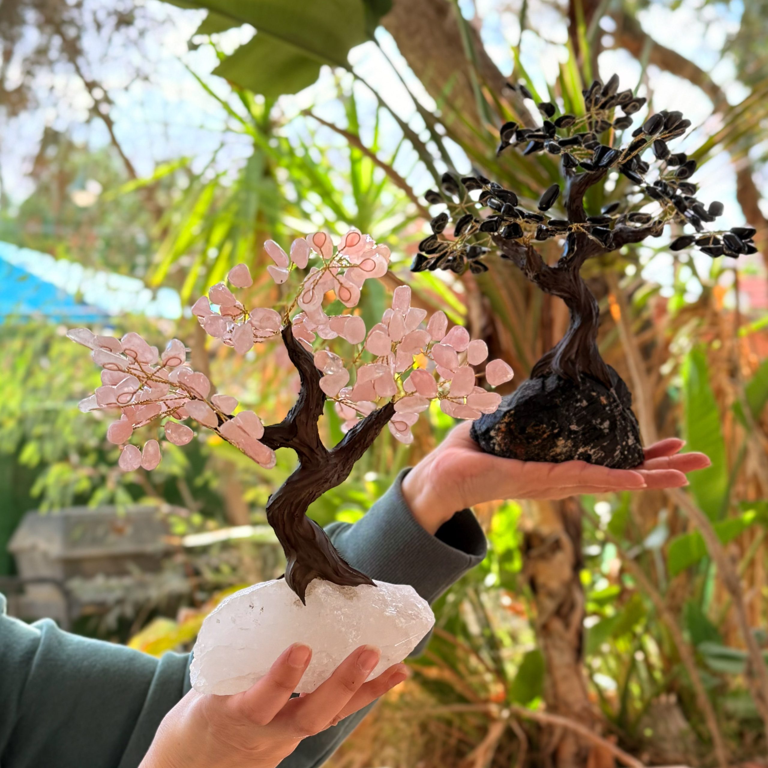 העץ הנדיב רוז קוורץ על קוורץ גדול